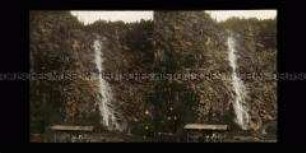 Besucher am Wasserfall im Echerntal