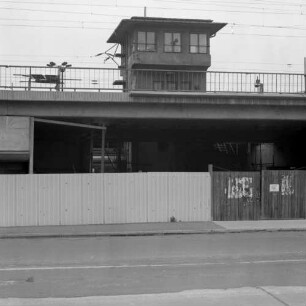 Hauptbahnhof (1893-1898; E. Giese, P. Weidner), Stellwerk 2 auf der Brücke über die Straße Am Hauptbahnhof (zwischen Bahnsteighalle und Ostbau). Ansicht von der Bayrischen Straße : Dresden-Altstadt. Hauptbahnhof (1893-1898; E. Giese, P. Weidner), Stellwerk 2 auf der Brücke über die Straße Am Hauptbahnhof (zwischen Bahnsteighalle und Ostbau). Ansicht von der Bayrischen Straße