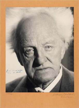 Porträt des Schriftstellers Gerhart Hauptmann mit Autogramm : Porträt des Schriftstellers Gerhart Hauptmann (1862-1946) mit Autogramm, November 1942. Fotografie von Hildegard Jäckel, 1942