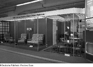 Speisezimmermöbelgarnitur Empire : Ausstellungskojen des VEB Polstermöbelkombinat Oelsa-Rabenau mit Sitzmöbeln und Speisezimmermöbelgarnitur "Empire