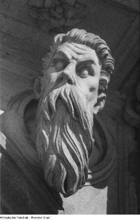Skulptur über dem Portal des Alten Rathaus
