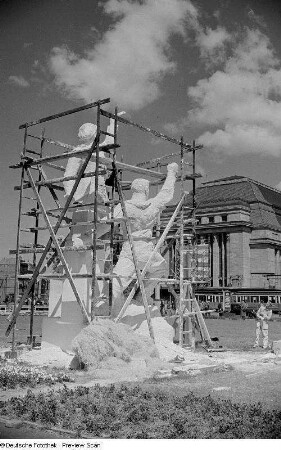 Skulptur vor dem Leipziger Hauptbahnhof