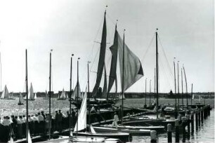 Segelboote am Steg