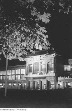 Blick auf den chinesischen Pavillon der Leipziger Herbstmesse 1954 bei Dunkelheit