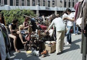 Freiburg: Trödlermarkt in der Habsburgerstraße (Hof)
