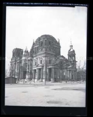 Berliner Dom mit Kriegsschäden