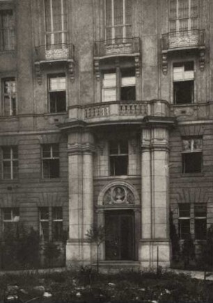 Haupt-Portal des Schulhauses