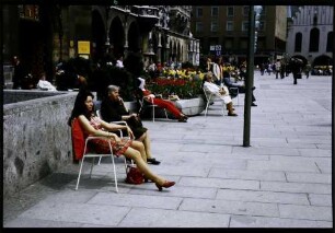 München: sonnendes Mädchen am Marienplatz, im Stuhl
