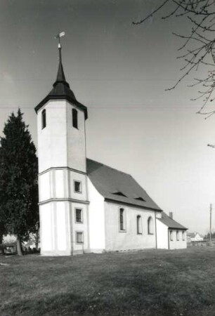 Taura (Kreis Torgau). Dorfkirche (1201/1300 begonnen, Turm 1740). Ansicht von Südwesten