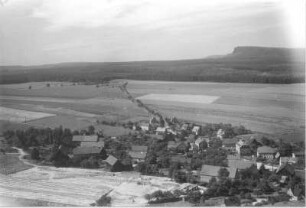 Sächsische Schweiz. Blick über Schöna (Reinhardtsdorf-Schöna) mit Gemeindeverwaltung nach Südwest gegen den Großen Zschirnstein