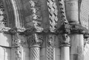 Westportal, rechtes Gewände: Kapitelle mit Fabeltieren