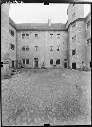 Annaburg. Schloss (1572-1573, 1578; C. Tendler). Hinterschloss. Hofansicht mit Eckturm