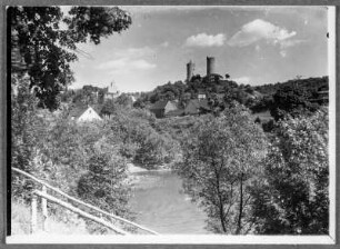 Blick auf Rudelsburg und Burg Saaleck