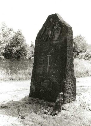Denkmal für die Gefallenen des 1. Weltkrieges aus Muckern. Sandstein (?), nach 1918. Großpösna-Dreiskau-Muckern, Dorfstraße