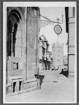 An der Hofapotheke in Saalfeld : Saalfeld (Kreis Saalfeld). Blick von einer Hausecke mit Ausleger der Hofapotheke (Markt 21) durch die Darrtorstraße zum Darrtor