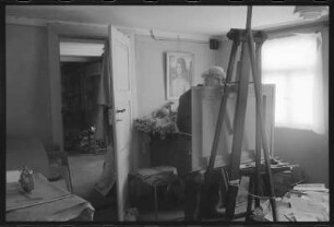 Otto Garten (sorb. Ota Garten, 1902-2000) an der Staffelei im Atelier in Elstra; sorbischer Maler