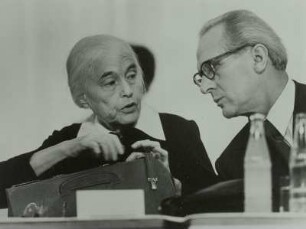 Anna Seghers und Erich Honecker : Portraitaufnahme während des VII. Schriftstellerkongresses der DDR