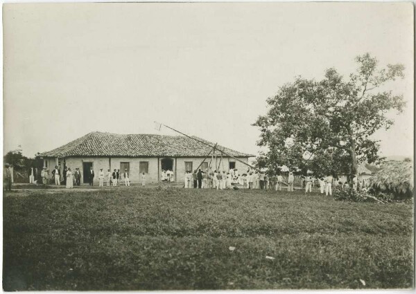 Érection de la bannière mariale devant l'église de la mission à Conceição