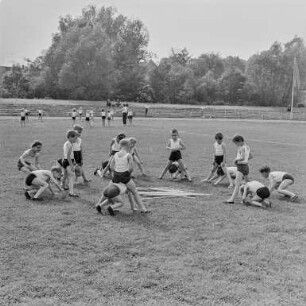 Sportabzeichen : Kinder und Jugendliche legen das Sportabzeichen der DDR ab