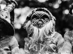 Tanzmaske : Ein Tänzer mit Maske und Kostüm.