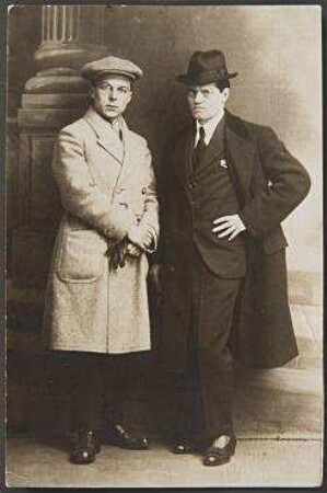 Postkarte von Raoul Hausmann an Hannah Höch mit der Fotografie von Raoul Hausmann und Richard Huelsenbeck auf ihrer Dada-Tournee in Prag