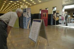 Ein Besucher informiert sich im Foyer über das Programm