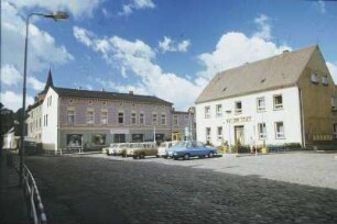 DDR. Lassan. Markt. Ansicht mit Konsum-Einkaufszentrum und Rat der Stadt