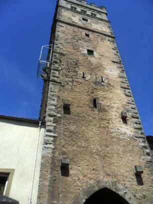 Stadtbefestigung - Ansicht im Süden-Rothenburger Tor (Torturm) über Feldseite mit steinernen Torangeln über Durchfahrt (Torflügel im 19 Jh entfernt) sowie Bossierung und Schießscharten im Detail