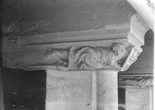 2. Ligende Konsolfigur in Form einer Frau mit Wappen