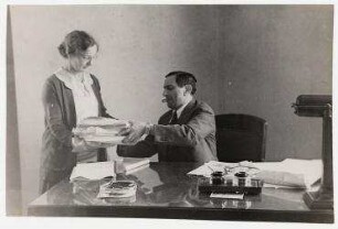 Ernst Lubitsch mit seiner Sekretärin, Hollywood. Ernst Lubitsch