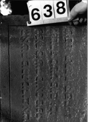 Grabstein 638 (Index: 99802939) Material: Sandstein Zustand: verwitt/unten abgeblätt/Textverlust Maße HxBxT: 126x58x13 cm Beschreibung: Sockel, Stele mit verdachtem Rundbogen: Grabstein 638 (Detailaufnahme 2)