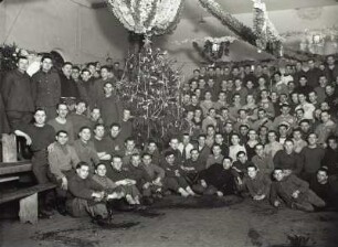 Weihnachtsfeier französischer Kriegsgefangener in einer Turnhalle