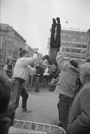 Öffentliche Turnveranstaltung von Sportstudenten im Rahmen einer Protestaktion gegen unzureichende Raumverhältnisse am Institut für Leibesübungen an der Universität Karlsruhe
