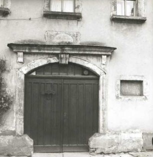 Cossebaude-Niederwartha, Weistropper Straße 4. Dreiseithof. Wohnstallhaus (1825). Toreinfahrt