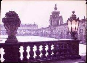 Dresdner Zwinger mit Kronentor und Porzellanpavillon im Hintergrund