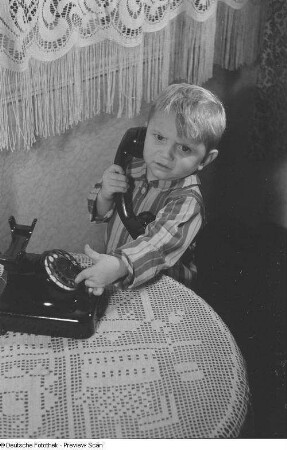 Junge mit einem Telefon