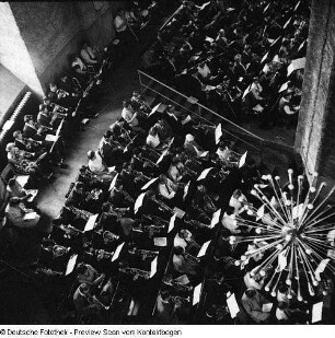 Kreuzkirche, Orgel, Spieltisch, Pfeifenwerk. Kreuzchor unter Leitung von Martin Flämig ab 1971. Hofkirche, Orgel von Silbermann, vollendet von Hildebrandt
