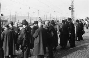 Gruppe am Bahnsteig : Eine Gruppe von Männern an einem Bahnsteig, vermutlich in Naumburg