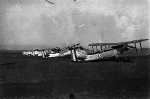Kampfflugzeuge : Kampfflugzeuge der britischen Luftwaffe aufgereit auf einem Flugfeld.