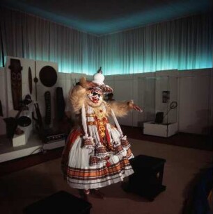 Blick in einen Ausstellungsraum mit einem Maskentanz aus Indien