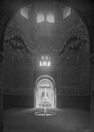 Alhambra — Palacios Nazaries — Palacio de los Leones — Saal