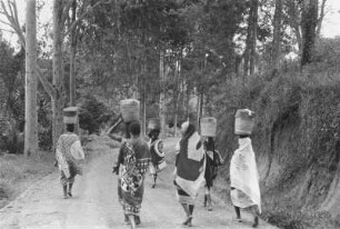 Weg zu einem Markt : Frauen auf dem Weg zu einem Markt, sie tragen Lasten auf dem Kopf.
