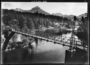 Österreich, Steiermark. Hängebrücke über Stausee an der oberen Ybbs