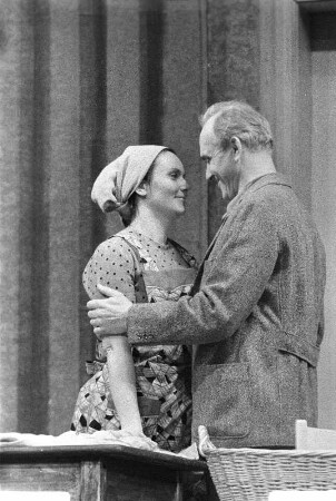 Szenenbilder aus "Das elfte Gebot", Schauspiel von Lajos Mesterházy (Regie: Helfried Schöbe l/ Horst Schönemann, Ausstattung: Dieter Berge). Maxim-Gorki-Theater Berlin, 02.04.1962 (Premiere am 04.04.1962) : Mit Albert Hetterle (Schriftsteller), Sabine Krug (Marika), Walter Jupé (Zoltán), Monika Lennartz (Márta), Horst Westphal (Joska), Alfred Müller (Lehrer), Ruth Langer (Karola), Kurt Böwe (Bürgermeister), Helga Raumer (Frau Kadacz), Erich Mirek (Meszaros) u. a.