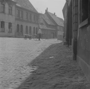 Ansicht einer gepflasterten Straße in einer Kleinstadt