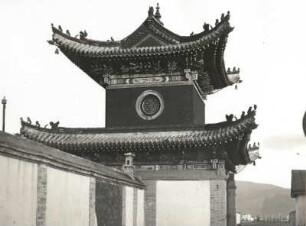 Ulan Bator. Tempelpalast des Tschoidschin-Lama (1910). Zweistöckiges Nebentor in der Außenmauer