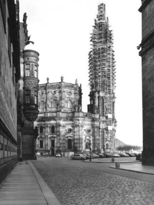 Dresden-Altstadt. Hofkirche (1738-1756; G. Chiaveri). Blick aus der Augustusstraße zur Kirche mit eingerüstetem Turm