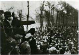 Karl Liebknecht spricht auf einer Demonstration im Tiergarten