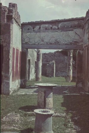 Reisefotos Italien. Wahrscheinlich Pompeji. Teilansicht eines antiken Gebäudekomplexes