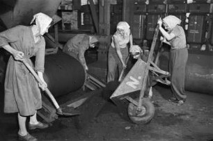 Sorabia-Studenten aus Leipzig arbeiten in der Brikettfabrik Knappenrode